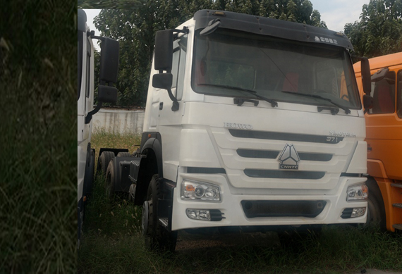 Sinotruck 6x4 Howo Tractor Head Truck for sale